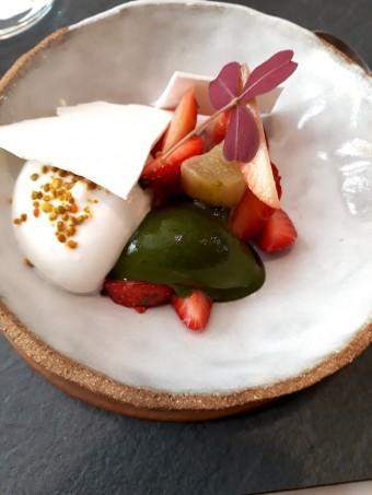 Fraises, rhubarbe, crème d'amandes. © Gourmets&co