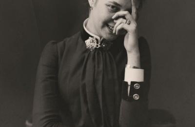 Jeune femme souriant