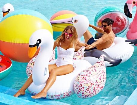 bouee geante cygne flamand rose pool party blog deco clematc