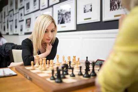 La championne d'échecs des Etats-Unis 2018 Nazi Paikidze en pleine concentration dans sa partie 