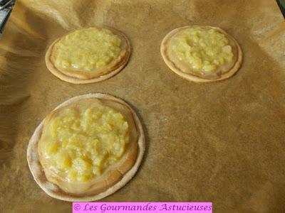 Tarte fine à la Rhubarbe avec une crème pâtissière Vegan Tarte fine à la Rhubarbe avec une crème pâtissière Vegan