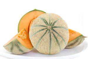 Melon de France frais avec quartiers sur fond blanc