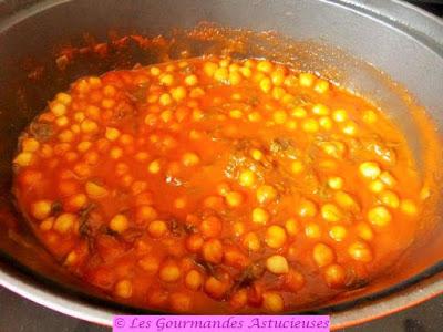 Repas complet Vegan et healthy (pois chiches, chou, salade) Repas complet Vegan et healthy (pois chiches, chou, salade)