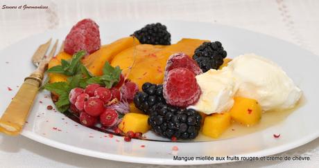 Mangue miellée aux fruits rouges et crème de chèvre.