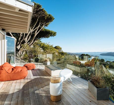 villa californienne terasse vue sur ocean pouf orange parquet exterieur baies vitrees