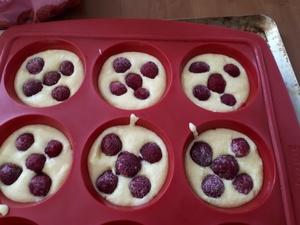 Petits moelleux aux framboises Cliquer sur les photographies pour les agrandir