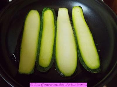Tartine aux courgettes grillées sur lit de houmos aux petits pois et fèves (Vegan)