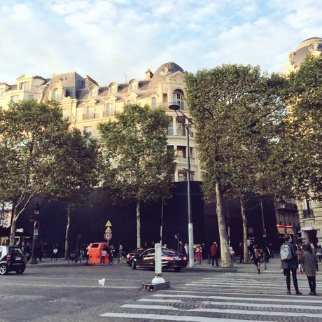 Une boutique Samsung à coté de l'Apple Store des Champs-Élysées