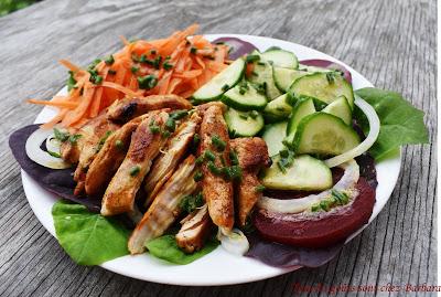 Salade composée au poulet sur un lit d'arroche des jardins