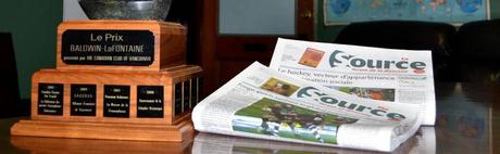 Le poète et homme de théâtre, Jean Pierre Makosso, obtient un article de presse dans le journal La Source, à Vancouver (Canada)