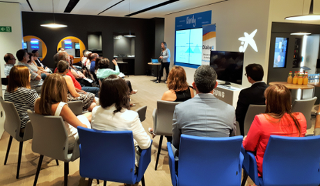 Communiqué de presse CaixaBank Conférence dans une agence CaixaBank à Sabadell