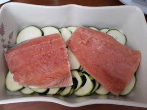 Saumon au lait de coco sur lit de Courgette Cliquer sur les photographies pour les agrandir