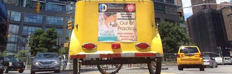 Le livre de Carol Margaret Tetlow, « Out of Practice », est affiché sur un cyclo-pousse pour les deux prochaines semaines à New York