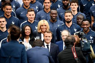 Emmanuel Macron assistera au match des bleus : Aie ! Aie aie ?