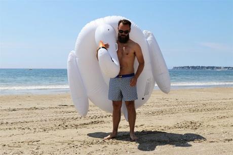 look-plage-tendance-style-bouee-cygne-beausoleil look-plage-tendance-style-bouee-cygne-beausoleil