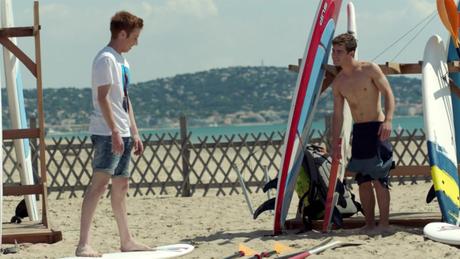 DEMAIN NOUS APPARTIENT : Maxime montre ses abdos sur la plage dans l’épisode 246