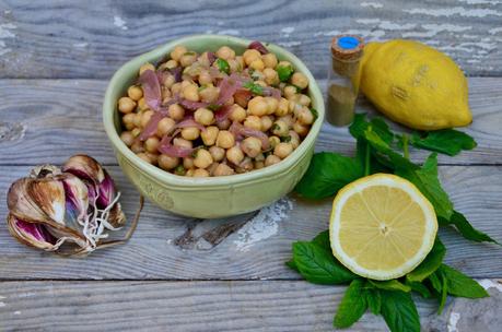 Salade marocaine : pois chiches, coriandre, menthe, pickles d’oignons