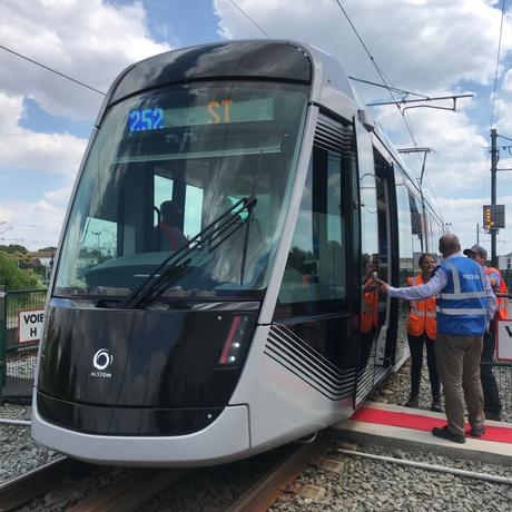 #Caenlamer - #Alstom - Présentation officielle de la 1ère rame du tramway de la Communauté urbaine Caen la mer a la Rochelle !