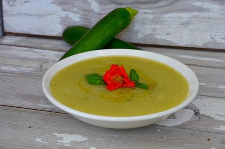 Velouté froid de courgettes au basilic