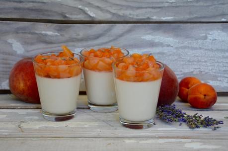 Pannacotta à l’amande, compotée pêches abricots à la lavande