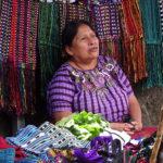 À la découverte du lac Atitlán au Guatemala lac Atitlán femme marché de Santiago