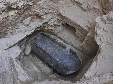 Un exceptionnel sarcophage en granit noir de l'époque ptolémaïque découvert à Alexandrie Un exceptionnel sarcophage en granit noir de l'époque ptolémaïque découvert à Alexandrie