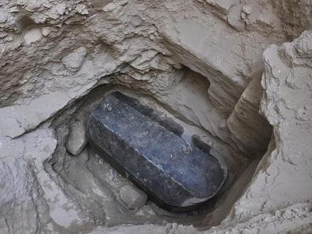 Un exceptionnel sarcophage en granit noir de l'époque ptolémaïque découvert à Alexandrie