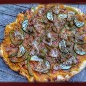 Pizza aubergine, courgette, oignon et jambon - La cuisine de poupoule