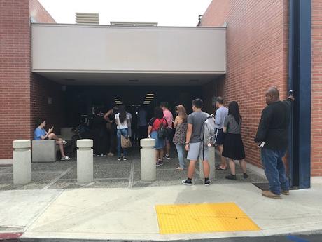 La file d'attente à l'extérieur au DMV, Department of Motor Vehicle