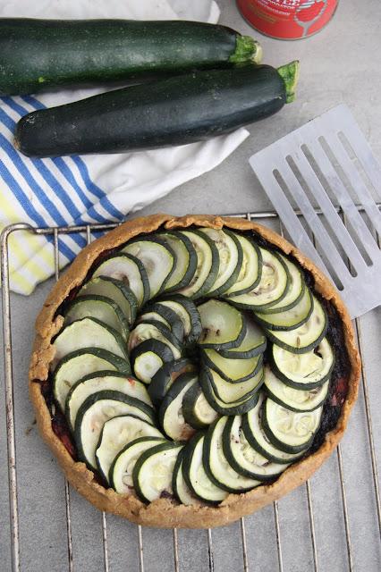 Tarte rustique courgette-tomate-tapenade Cuillère et saladier : Tarte rustique courgette-tomate-tapenade