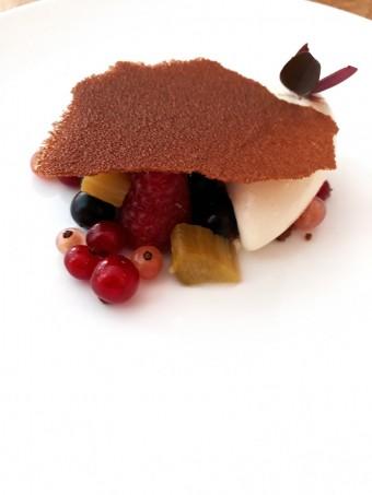 Fruits rouges, rhubarbe, crumble amande © Gourmets&co Fruits rouges, rhubarbe, crumble amande © Gourmets&co
