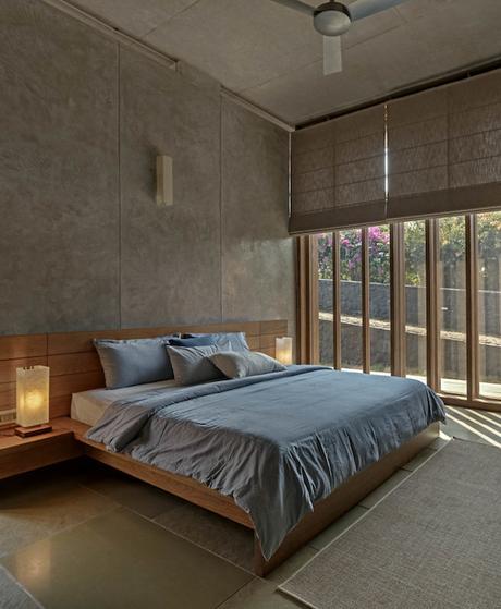 chambre lit gris cosy minimaliste béton et bois inde mumbai