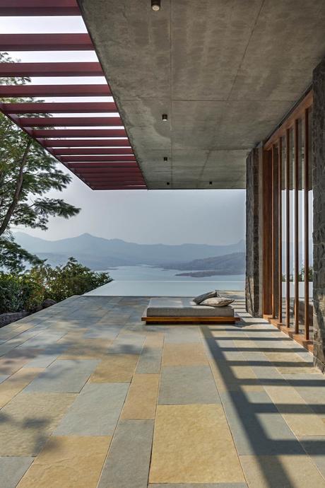 villa béton et bois vue sur lac terrasse piscine lit extérieur nature montagne inde