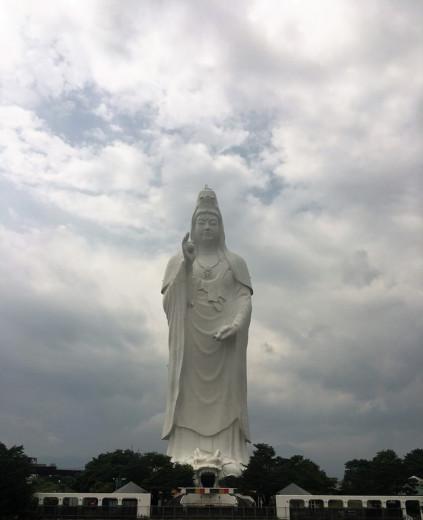 L’impressionnante statue de Kannon, bodhisattva et déesse de la compassion à Sendai
