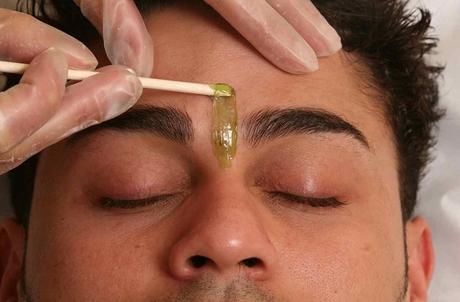L’épilation des sourcils, c’est aussi pour les hommes ! L’épilation des sourcils, c’est aussi pour les hommes !