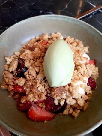 Crumble, fruits rouges, glace menthe © Gourmets&co