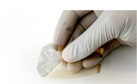 ESCARRE : Le pansement qui repère l’ulcère avant l’infirmière « Avec l’électronique flexible et la miniaturisation, on peut dorénavant imaginer un avenir où le pansement apportera les données de suivi nécessaires au médecin et aux soignants, pour améliorer le traitement, le suivi et les soins de plaies