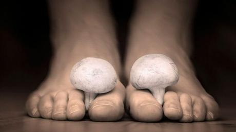 Les mauvaises odeurs qui viennent des pieds sont issues de la transpiration et des bactéries qui gravitent entre les doigts de pieds et sous les ongles par exemple