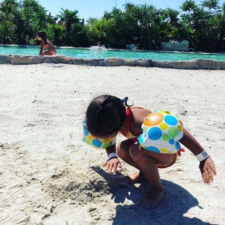 wave island avec de jeunes enfants