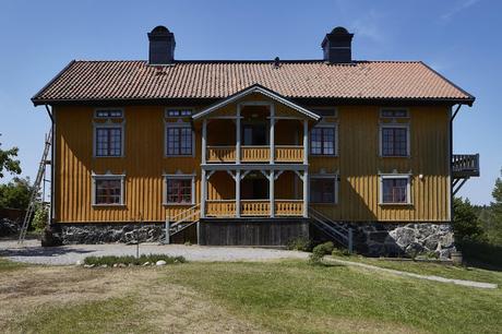 Suède / Une maison près d'un lac paisible /