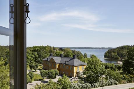 Suède / Une maison près d'un lac paisible /