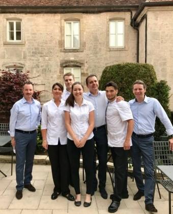 Yves Chevallier (au centre) et une partie de son équipe Yves Chevallier (au centre) et une partie de son équipe