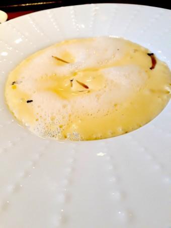 Oeuf mollet, sabayon à la truffe noire, mousse de lait à la noisette © Gourmets&co Oeuf mollet, sabayon à la truffe noire, mousse de lait à la noisette © Gourmets&co