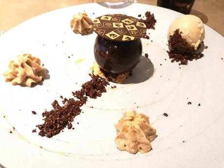 Sphère chocolat noir, glace praliné © Gourmets&co Sphère chocolat noir, glace praliné © Gourmets&co