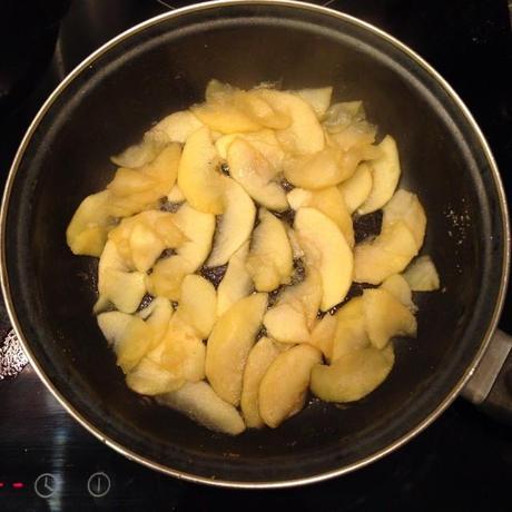 Noix de Saint-Jacques aux pommes caramélisées et pistaches Noix de Saint-Jacques aux pommes caramélisées et pistaches