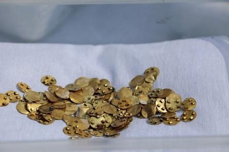 Des bijoux en or découverts dans un tertre funéraire situé dans les montagnes du Kazakhstan