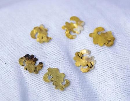 Des bijoux en or découverts dans un tertre funéraire situé dans les montagnes du Kazakhstan