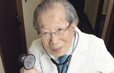 Un médecin japonais qui a étudié la longévité - et a vécu jusqu'à 105 ans - a dit que si vous deviez prendre votre retraite, le faire bien après 65 ans