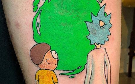 Un tatouage animé de Rick et Morty