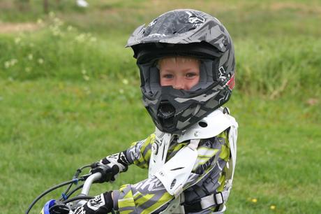 Initier son enfant à la moto : conseils et astuces à retenir ! Initier son enfant à la moto : conseils et astuces à retenir !